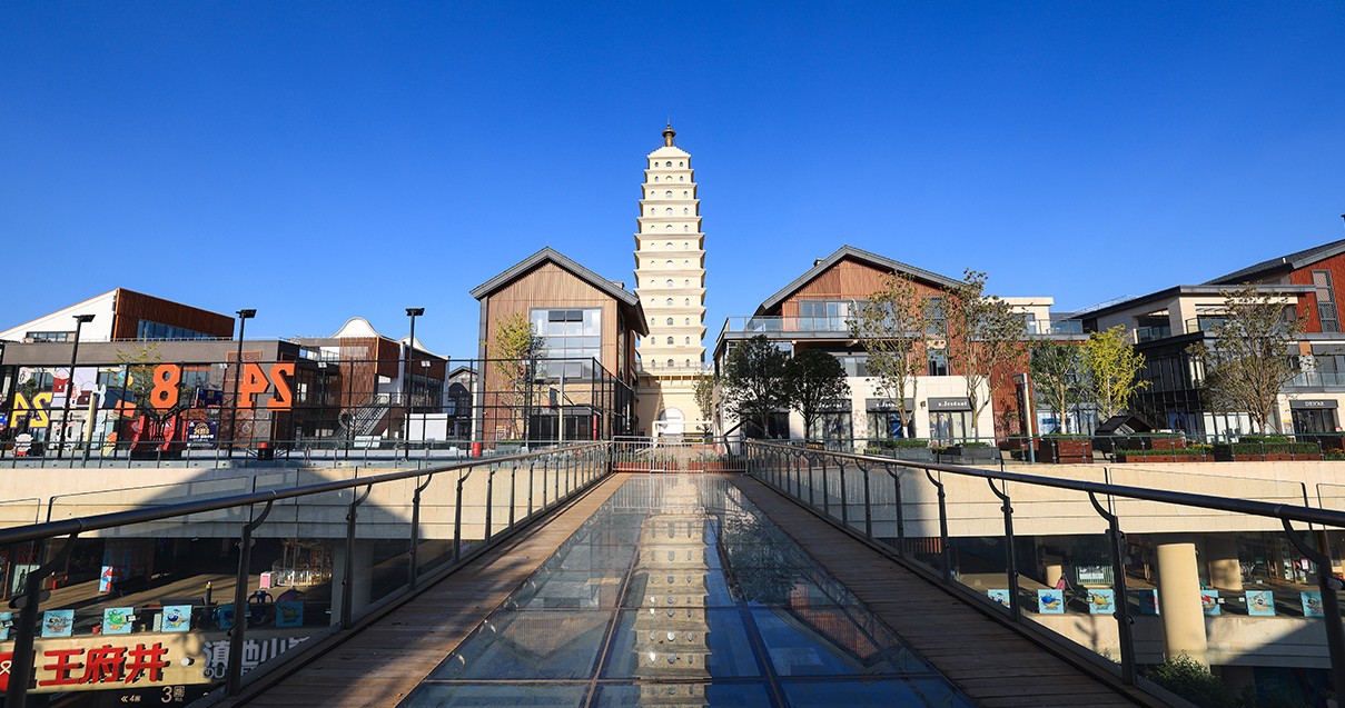 龙8头号玩家奥莱·滇池小镇